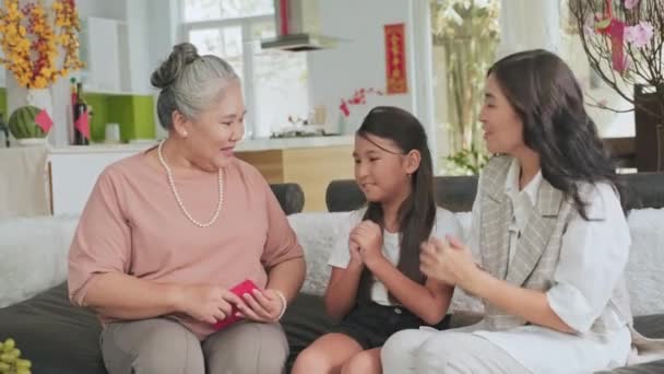 Grand Mère Asiatique Senior Donnant Argent Chanceux Dans Des Enveloppes — Video