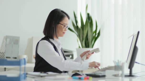 Talia Górę Młody Azji Kobieta Menedżer Siedzi Przy Biały Biurko — Wideo stockowe