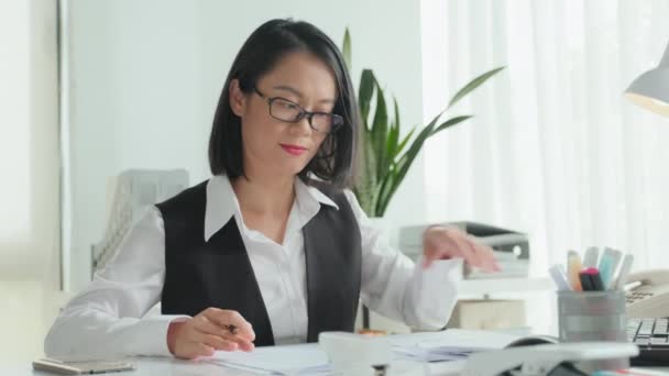 Midja Upp Slowmo Unga Asiatiska Kvinnliga Agent Underteckna Och Försäkringsavtal — Stockvideo