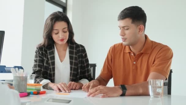 Derékig Érő Fiatal Multiracionális Házaspár Akik Biztosítási Ügynökükkel Konzultálnak Irodai — Stock videók