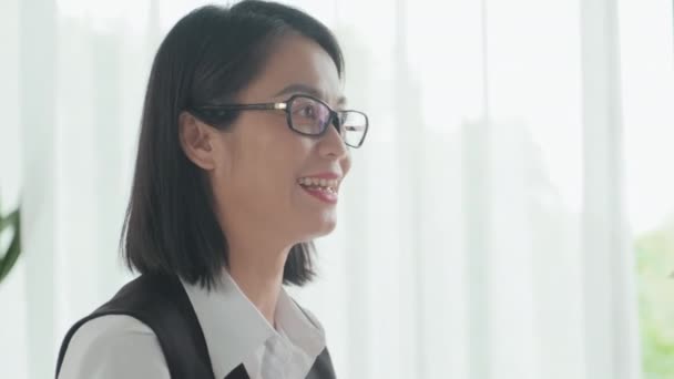 若いアジアの女性保険代理店オフィスミーティング中に若い夫婦に生命保険警察を提供 — ストック動画
