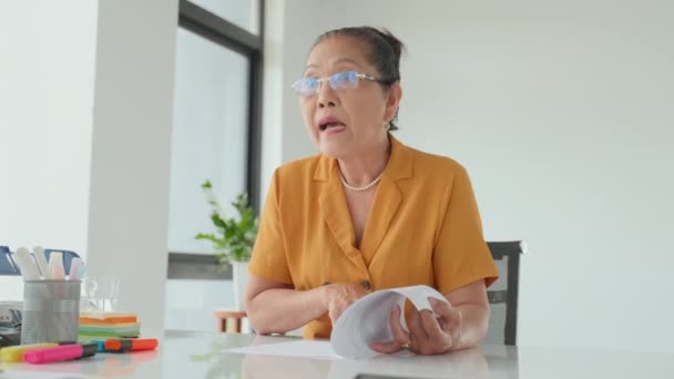 Cintura Hacia Arriba Vieja Mujer Asiática Leyendo Contrato Escuchando Agente — Vídeos de Stock