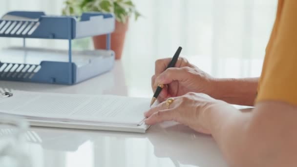 无法识别的成熟女性客户签署保单所需的协议合同 并将其交给在成功的保险机构工作的经理 — 图库视频影像