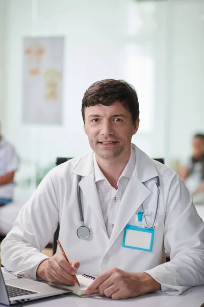 Portrét Usměvavého Praktického Lékaře Který Lékařské Ordinaci Pracuje Nejlíp — Stock fotografie