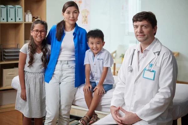 Mutter Mit Zwei Kindern Besucht Kinderarzt Zur Jährlichen Untersuchung — Stockfoto