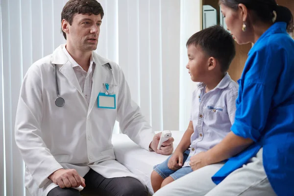 Kinderarzt Überprüft Körpertemperatur Kranken Jungen Bei Kontrolle — Stockfoto