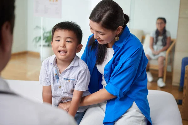Criança Alegre Conversando Com Médico Quando Visitá Depois Recuperar — Fotografia de Stock