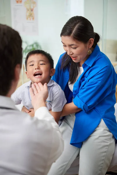 Doktor Küçük Çocuğa Boğazını Kontrol Edebilmek Için Ağzını Açmasını Söyledi — Stok fotoğraf