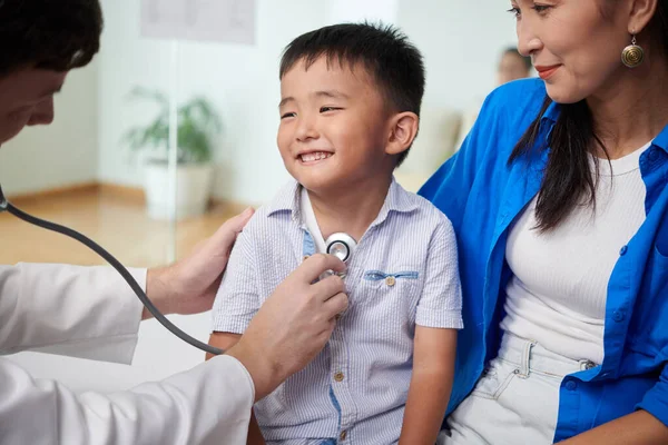 Leende Pojke Tittar Läkare Lyssnar Hans Andedräkt Besöker Barnläkare Koncept — Stockfoto