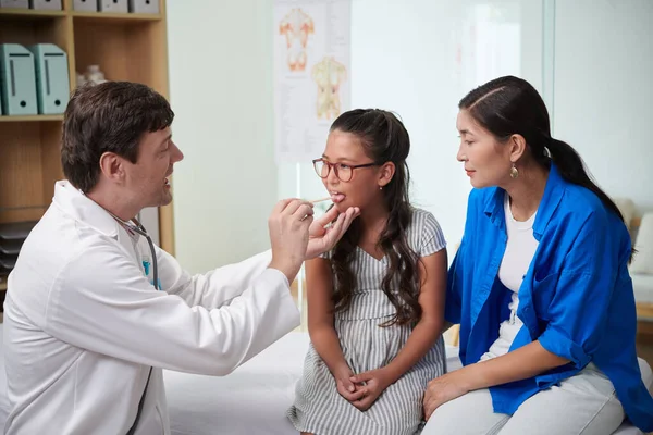Pediatriker Ber Flickan Att Öppna Munnen Och Sticka Tungan Att — Stockfoto