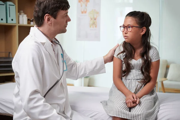 Lekarz Uspokajający Zamartwiającą Się Chorą Dziewczynę Badaniu — Zdjęcie stockowe