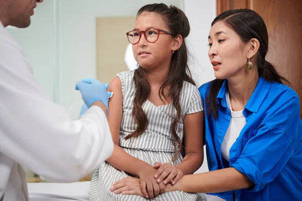 彼女の腕の中にワクチンを注射するとき 女の子はほとんど泣く — ストック写真