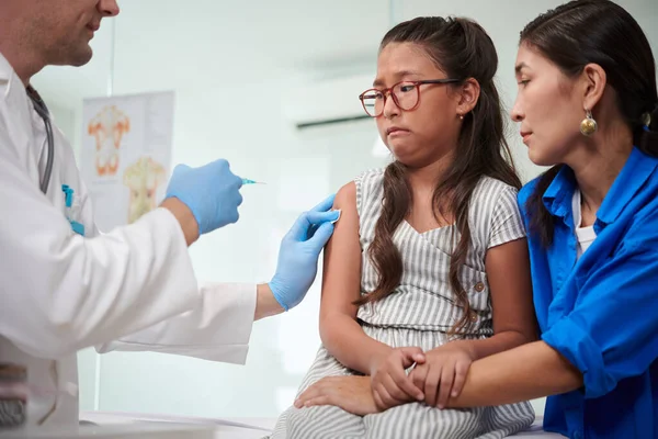 Przestraszona Dziewczyna Patrząca Strzykawkę Szczepionce Rękach Lekarza — Zdjęcie stockowe