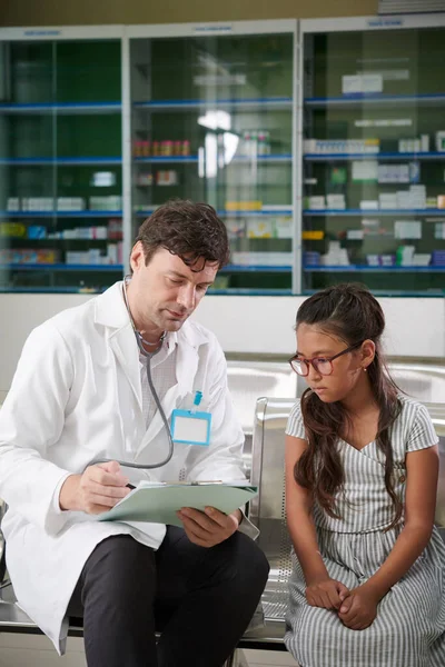 Çocuk Doktoru Reşit Olmayan Bir Kızla Konuşuyor Hastalık Belirtilerini Soruyor — Stok fotoğraf