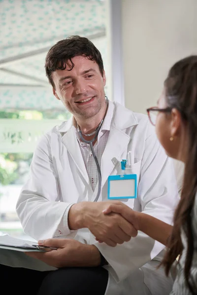 Gülümseyen Çocuk Doktoru Küçük Hastanın Elini Sıkıyor — Stok fotoğraf