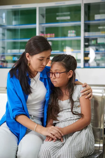 Μητέρα Αγκαλιάζει Σχεδόν Κλάμα Preteen Κορίτσι Όταν Περιμένουν Στο Λόμπι — Φωτογραφία Αρχείου