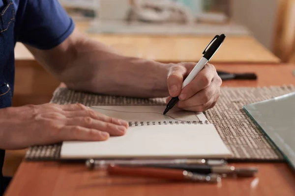 Υαλοεργάτης Που Σχεδιάζει Κυματοειδή Γραμμή Σημειωματάριο Κατά Την Εργασία Σκίτσα — Φωτογραφία Αρχείου