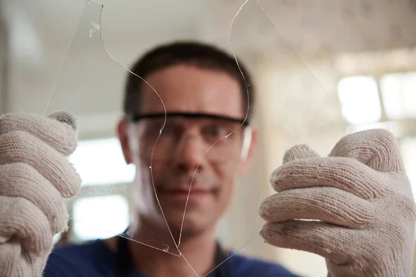 Скляний Працівник Тримає Шматок Скла Вирізаного Двох Творчого Проекту — стокове фото