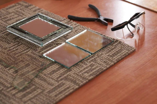 ワークショップでテーブルの上の小さなカットミラーピース ペンチ ゴーグル — ストック写真