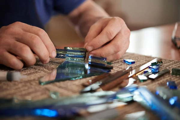 Homem Fazendo Decoração Pequenas Peças Vidro — Fotografia de Stock
