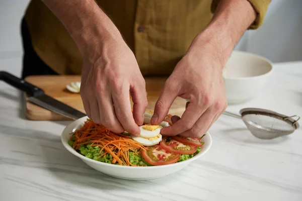 Hands Man Garnishing Salad Slices Egg — Stock Photo, Image