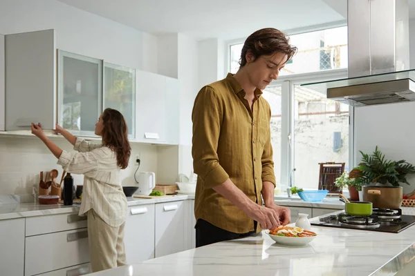 Couple Cooking Together Husband Decorating Sals Wife Taking Out Plates — Stock Photo, Image
