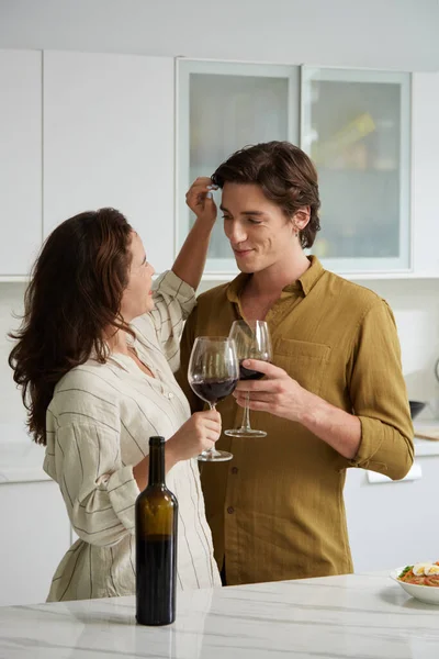幸せなボーイフレンドとガールフレンドはワインを飲むとき愛と愛情でお互いを見て — ストック写真