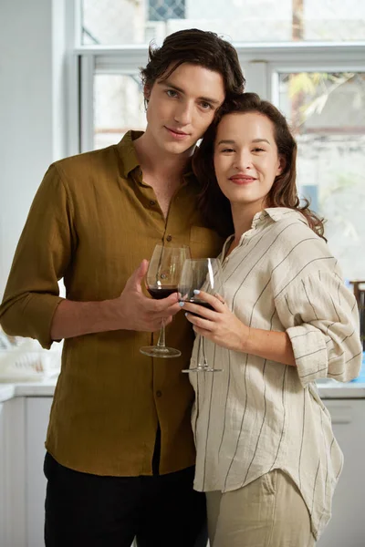 Portrait Couple Heureux Amoureux Buvant Vin Embrassant — Photo