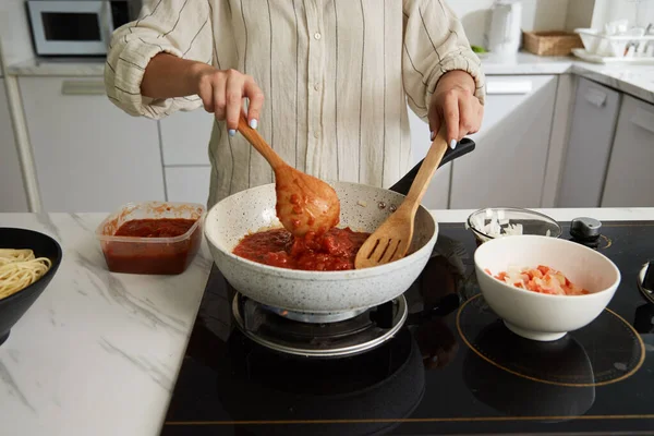 Kadın Spagetti Için Sıcak Domates Sosu Pişiriyor — Stok fotoğraf