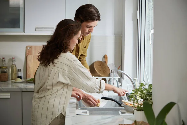 Couple Laver Vaisselle Dans Évier Après Dîner — Photo