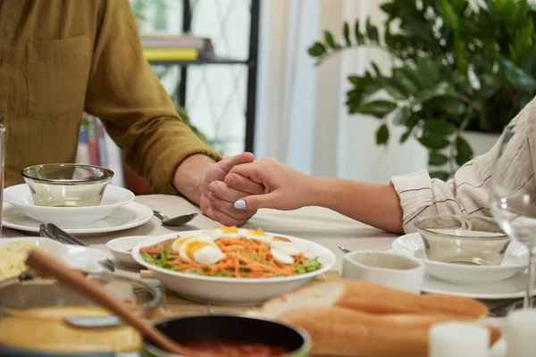 Couple Holding Hands Praying Eating Dinner Home — Stock Photo, Image