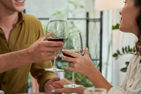 Ζευγάρι Ψήσιμο Ποτήρια Κρασιού Κατά Ρομαντικό Δείπνο Στο Σπίτι — Φωτογραφία Αρχείου