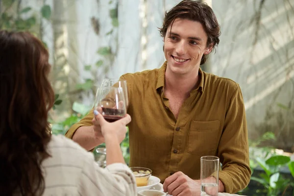 Sonriente Joven Bebiendo Vino Una Cena Romántica Con Novia — Foto de Stock