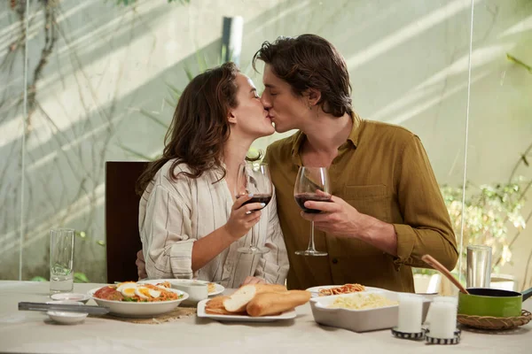 Νεαρό Ζευγάρι Ερωτευμένο Φιλιέται Και Πίνει Κρασί Στο Ρομαντικό Δείπνο — Φωτογραφία Αρχείου