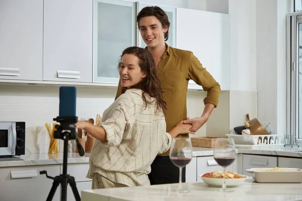 Jeune Couple Filmant Vidéo Dans Cuisine Pour Leur Blog Sur — Photo