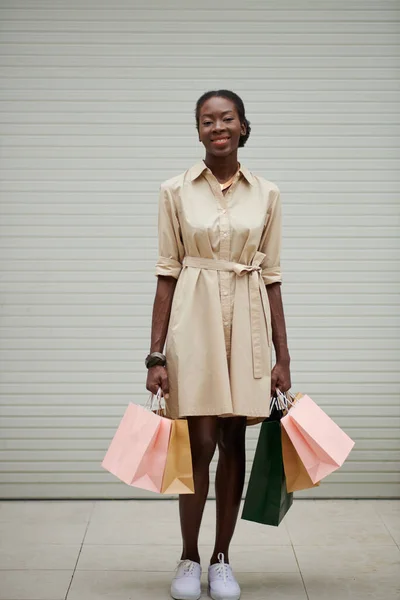 Portret Szczęśliwej Młodej Czarnej Kobiety Trzymającej Wiele Papierowych Toreb Zakupach — Zdjęcie stockowe