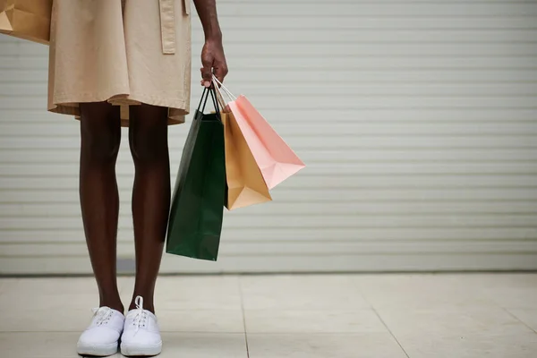 쇼핑몰에서 신발이 쇼핑백을 여자의 모습이 스쳤다 — 스톡 사진