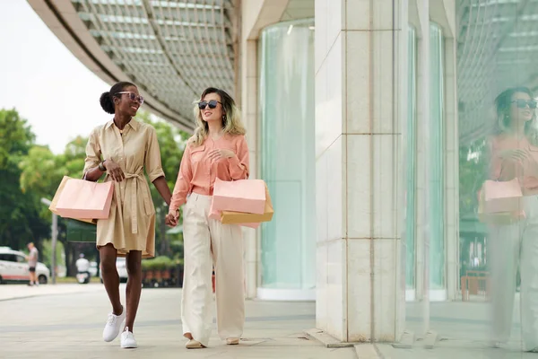 快乐的年轻女人一起购物后在市中心散步 — 图库照片