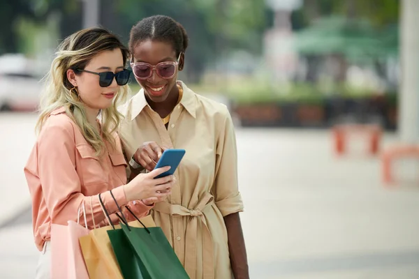 Lächelnde Frau Mit Einkaufstüten Checkt Mobile Apps Die Besten Angebote — Stockfoto