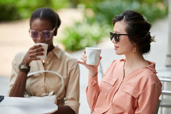 Elegantes Mujeres Disfrutando Tomar Café Coffeeshop Después Compras —  Fotos de Stock
