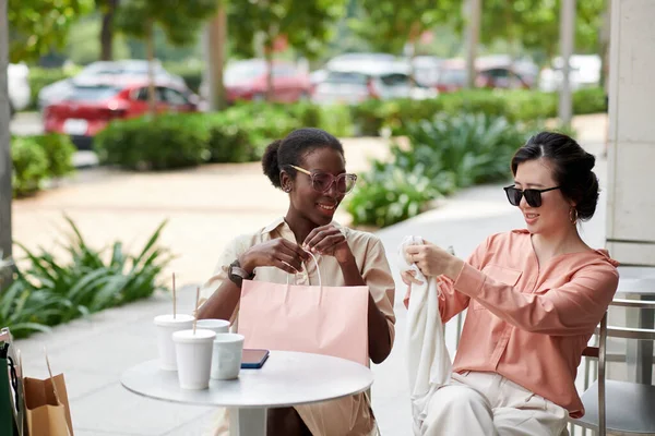 Kobieta Pokazuje Nowy Jedwabny Top Kupiła Sprzedaż Siedząc Kawiarni Przyjacielem — Zdjęcie stockowe