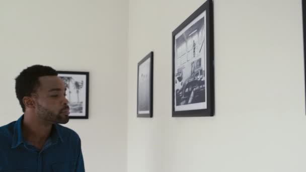 Νεαρός Αφροαμερικανός Τραβώντας Φωτογραφίες Smartphone Της Έκθεσης Φωτογραφίας Γκαλερί Τέχνης — Αρχείο Βίντεο