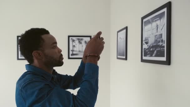 Μέτριο Πλάνο Του Νεαρού Μαύρου Άνδρα Λήψη Φωτογραφιών Κινητό Τηλέφωνο — Αρχείο Βίντεο