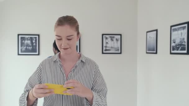 Jonge Vrouw Maakt Foto Met Smartphone Tijdens Het Kijken Naar — Stockvideo
