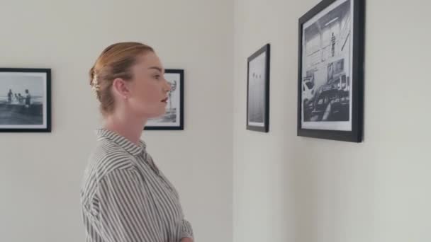 Młoda Kobieta Stojąca Galerii Oglądająca Dzieła Sztuki Fotografująca Wystawę — Wideo stockowe