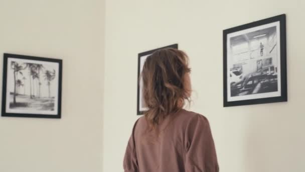 Περιμένετε Πλάνο Της Γυναίκας Στέκεται Γκαλερί Τέχνης Και Βλέποντας Ασπρόμαυρες — Αρχείο Βίντεο