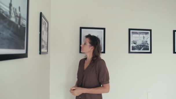 Kobieta Odwiedzający Chodzenie Ścianie Galerii Sztuki Oglądanie Wystawy Fotograficznej — Wideo stockowe