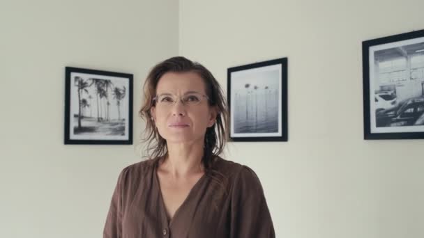 Μέτριο Πλάνο Του Γυναικείου Επισκέπτη Στέκεται Γκαλερί Τέχνης Και Κοιτάζοντας — Αρχείο Βίντεο