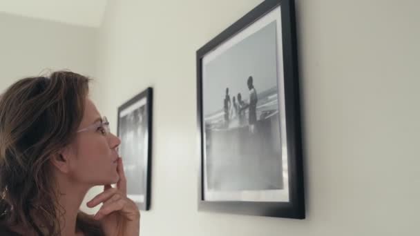 Mujer Reflexiva Pie Galería Arte Examinar Foto Pared Mientras Visita — Vídeos de Stock