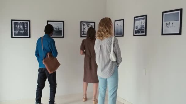 Pełne Ujęcie Ludzi Oglądających Wystawę Fotografii Galerii Sztuki Jedna Kobieta — Wideo stockowe